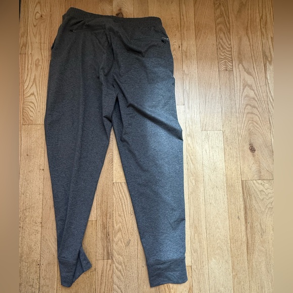 CLOSET CLOSING DEC 1-29- MAKE AN OFFER-Vuori Performance Jogger - Picture 3 of 3